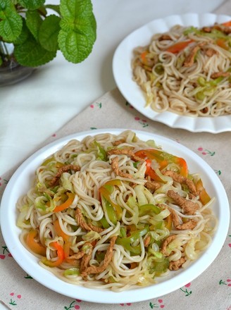 Stir-fried Rice Noodles with Shredded Pork and Cabbage