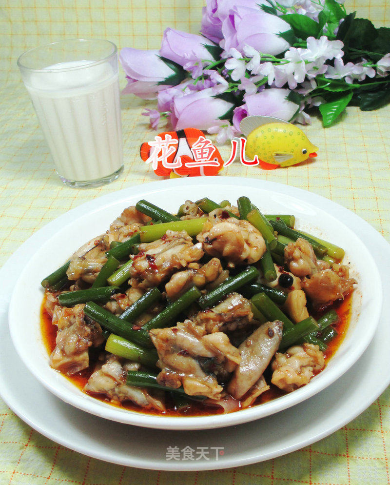 Stir-fried Bullfrog with Soy Sauce and Garlic Stalks recipe