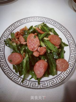 Stir-fried Red Intestine with Four Carob Beans recipe