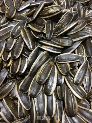 Stir-fried Sunflower Seeds with Indigenous Method recipe