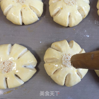 Yam Flower Shaped Bread recipe