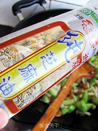 Braised Loofah with Dried Shrimp and White Mushroom recipe