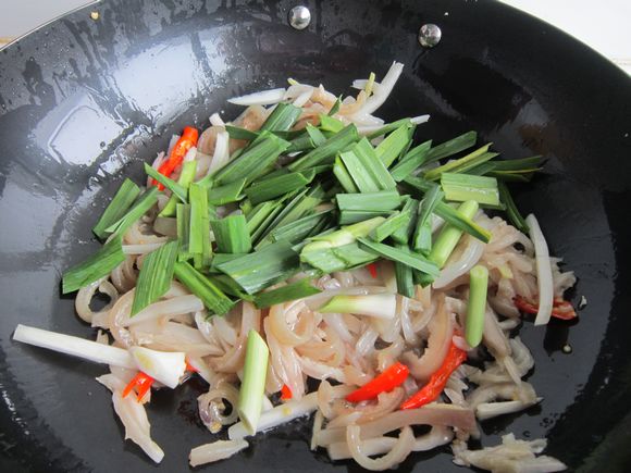 Fried Pork Skin with Sauerkraut recipe