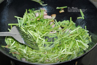 Fresh and Small Stir-fry in Winter-stir-fried Shredded Pork with Wormwood recipe