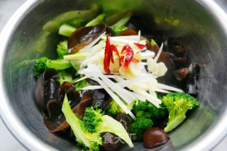 #trust之美#mixed Broccoli with Fungus recipe