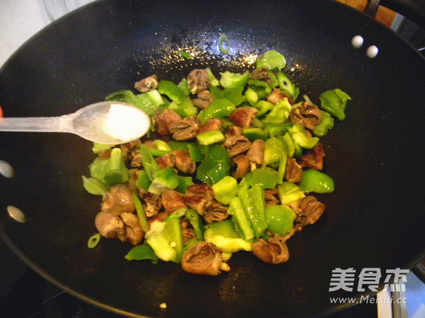 Stir-fried Green Peppers with Chicken Hearts recipe