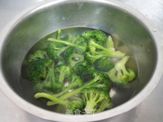 Broccoli with Peanuts recipe
