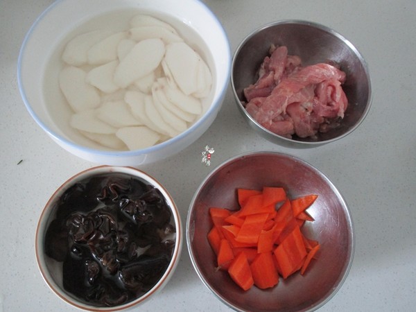 Fried Pork with Yam and Black Fungus recipe