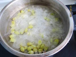 Stewed White Fungus with Grapes recipe