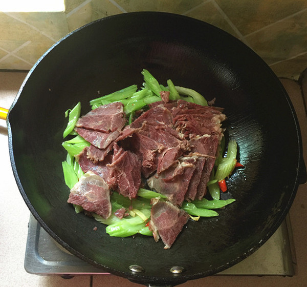 Celery Stir-fried Stewed Beef recipe