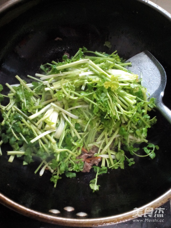 Beef Stir-fried Cilantro recipe