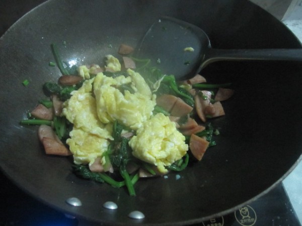 Scrambled Eggs with Spinach Sausage recipe