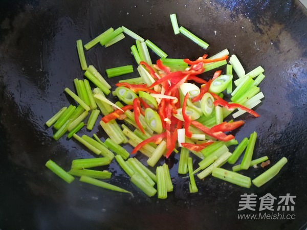 Stir-fried Shredded Pork with Celery and Bean Skin recipe