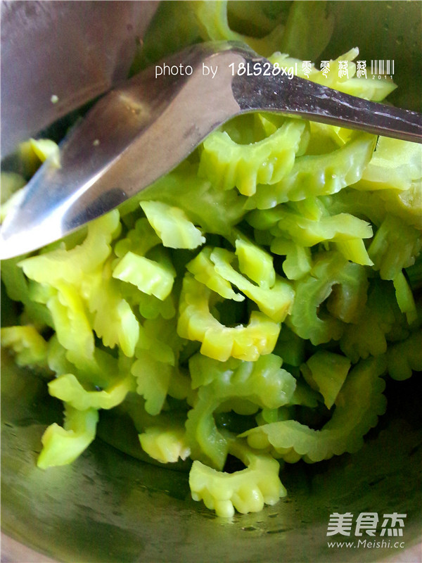 Spicy Stir-fried Bitter Gourd recipe