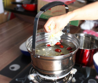 The Practice of Stewing White Fungus and Lotus Seed Soup in A Boiling Pot recipe