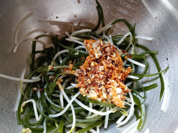 Refreshing Meal: Kelp Shreds Mixed with Bean Sprouts recipe