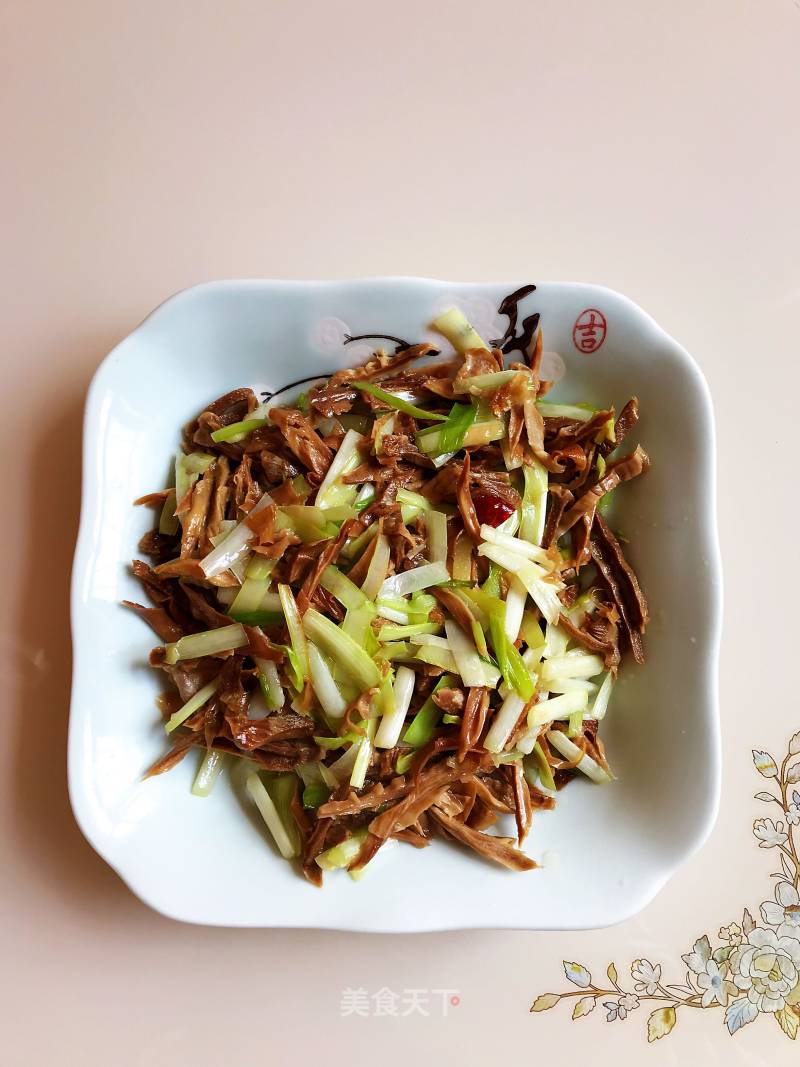 Stir-fried Chives with Bamboo Shoots recipe