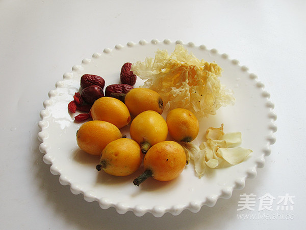 Loquat Lily and White Fungus Soup recipe