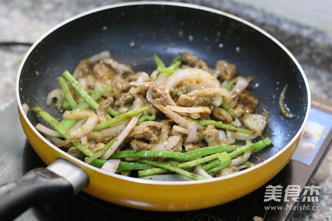 Stir-fried Beef with Black Pepper and Onion recipe