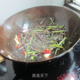 Stir-fried Mountain Fern with Garlic recipe