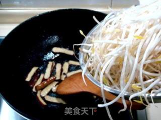 Spring Healthy Vegetable "leek Sprouts Stir-fragrant and Dried" recipe