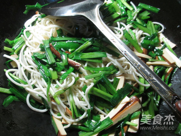 Fried Noodles with Chives and Eggs recipe