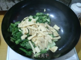 The Golden Autumn is Small and Fresh-stir-fried Yuba with Greens recipe