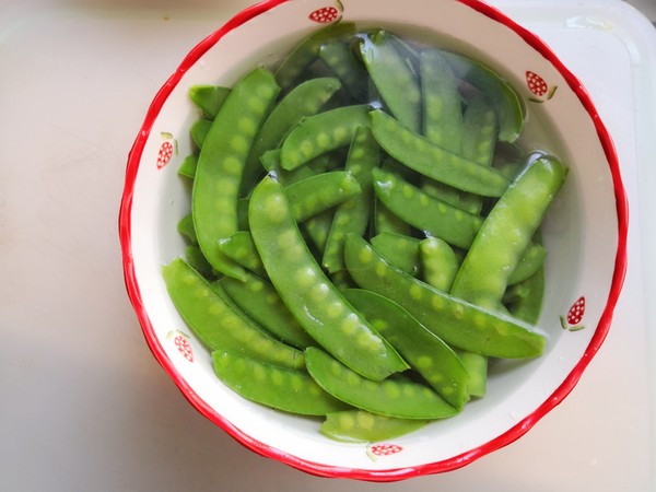 Stir-fried Luncheon Meat with Snow Peas recipe