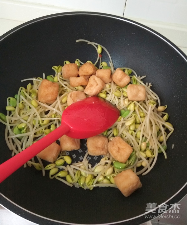 Vegetarian Dishes Taste Meaty-homemade Soybean Sprouts Fried Tofu with Oil recipe