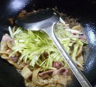 Fried Gluten with Leek Sprouts and Bacon recipe