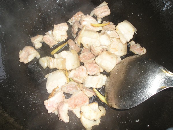 Stir-fried Yellow Flower Fungus with Pork recipe