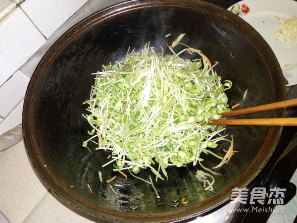 Stir-fried Potato Shreds with Black Bean Sprouts recipe