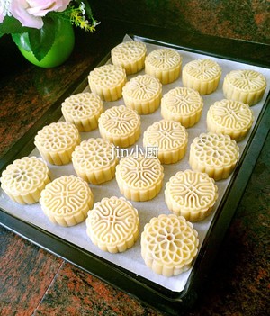 Cantonese-style Moon Cakes (3 Flavors) recipe