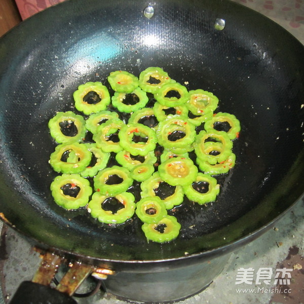 Spicy Stir-fried Bitter Gourd Rings recipe