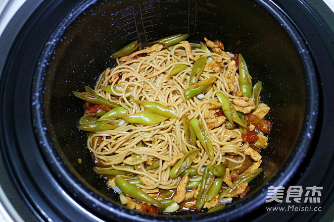 Braised Noodles with Tomato and Beans recipe