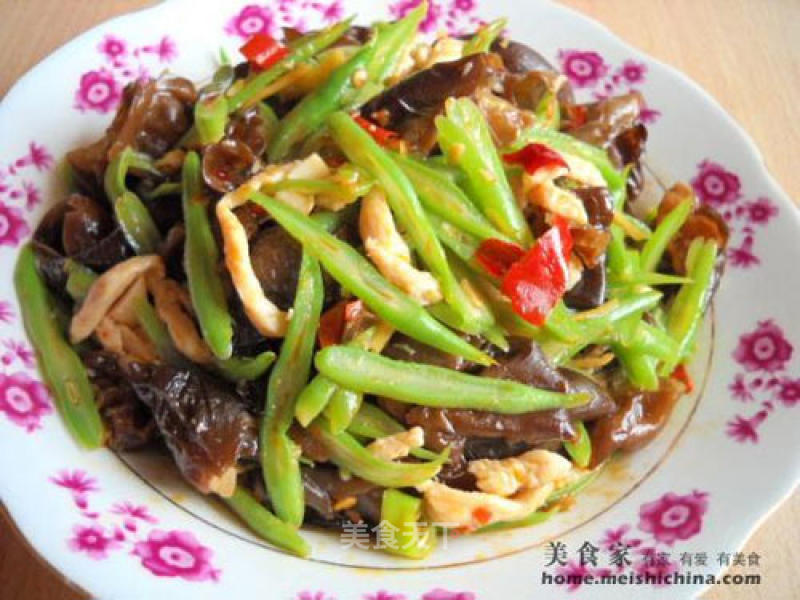 Shredded Chicken with Beans and Fungus recipe