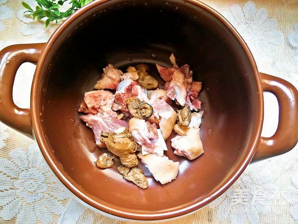 Pork Knuckle and Oyster Black Eyebrow Soup recipe