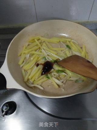 Stir-fried Shredded Potatoes with Celery recipe