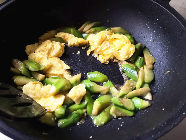 Scrambled Eggs with Loofah recipe