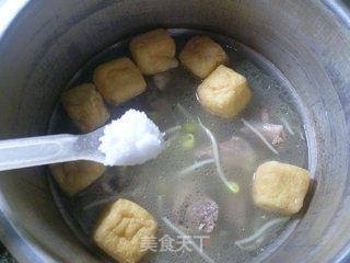 Oily Tofu, Soy Sprouts and Meat Bone Soup recipe