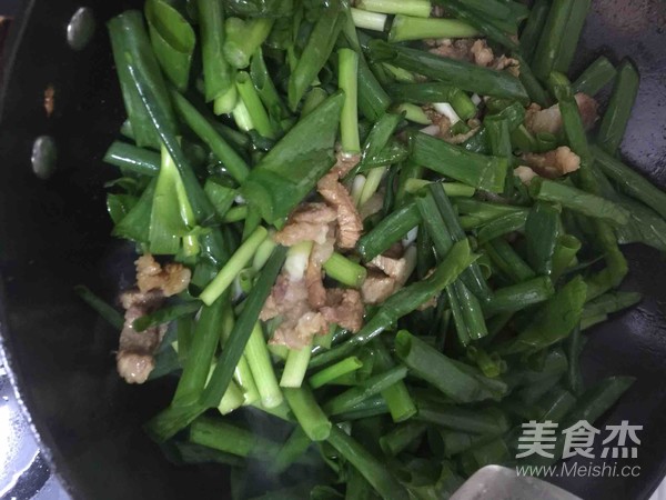 Stir-fried Shredded Pork with Shallots recipe