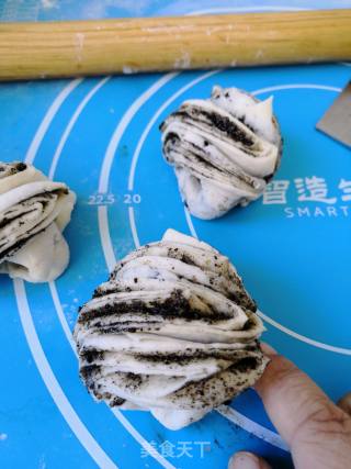 Black Sesame Flower Roll recipe