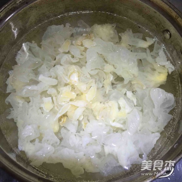 Sydney White Fungus and Loquat Soup recipe