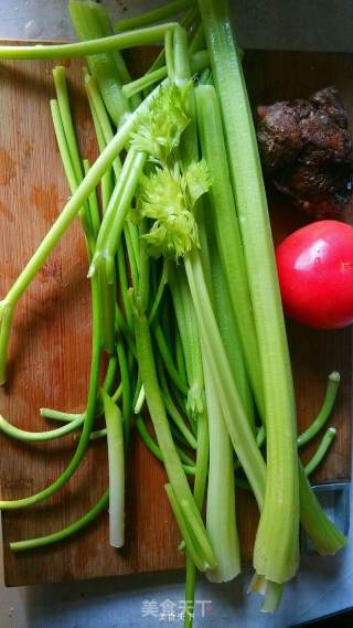 Celery and Tomato Sauteed Pork recipe