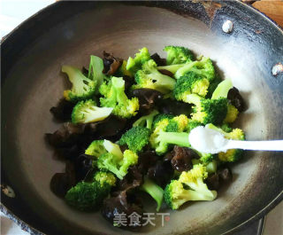 Broccoli with Black Fungus recipe