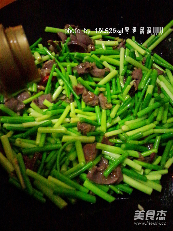 Stir-fried Duck Gizzards with Garlic Stalks recipe