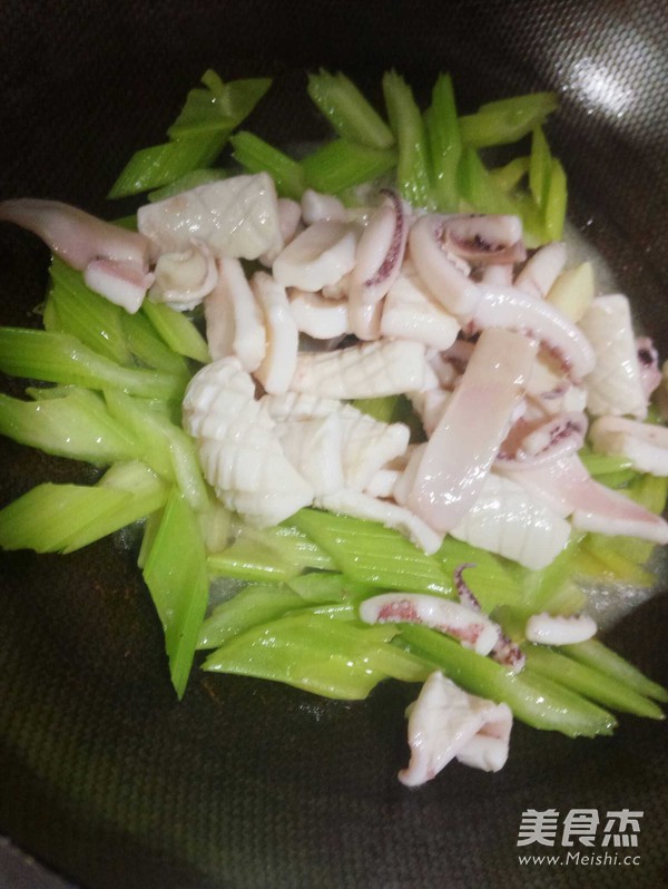 Fried Squid with Celery recipe