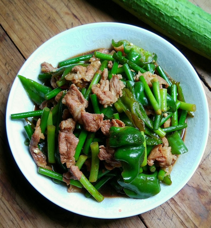 Stir-fried Pork with Garlic Sprouts and Green Pepper recipe