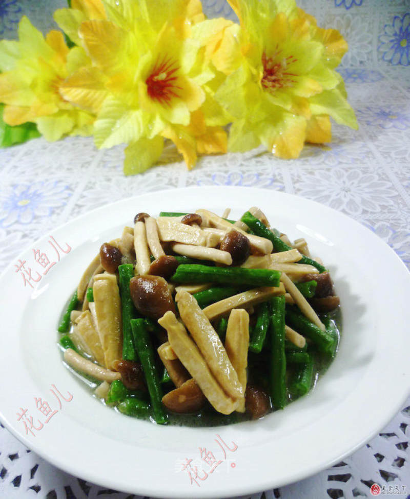 Stir-fried Shrimp with Tea Tree Mushroom and Beans recipe