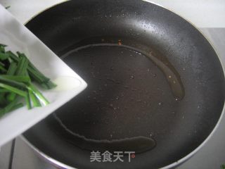 Stir-fried Chives with Walnuts recipe